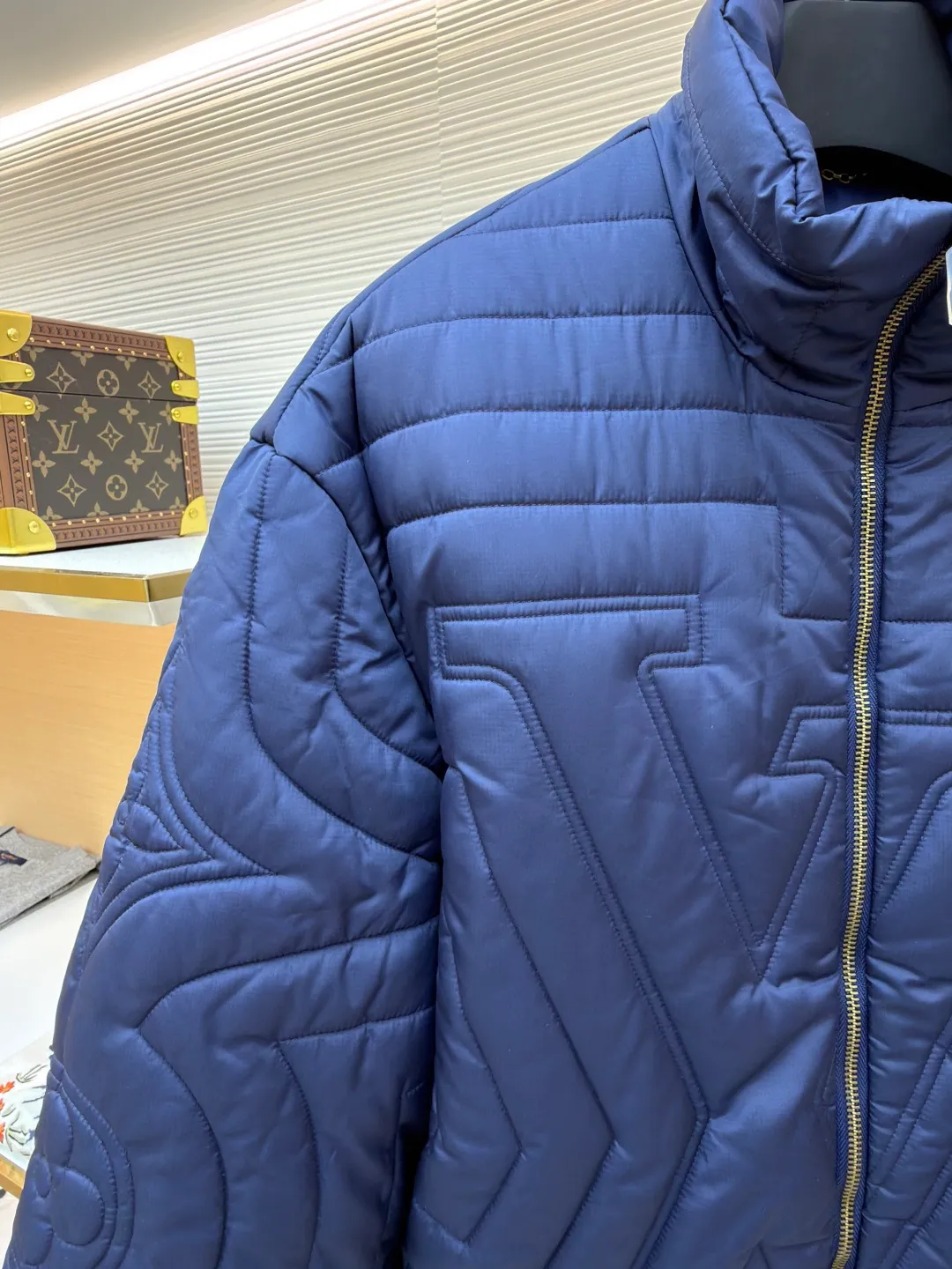 LOUIS VUITTON stand collar cotton jacket ●Item number: 1681221-D15 ●Material: down fabric ●Technology: embroidery production ●Color: blue ●Version: fitted version ●Weight: about 970 grams ●Size: S-M-L-XL ●Description: This diamond-shaped pattern is designed with gusseted cotton. It feels very comfortable. It is not only warm but also classy. The button-type opening and closing can highlight your temperament. The upper body is fashionable and versatile, suitable for various daily wear. It is one of the must-have items in winter. The overall wiring is straight and delicate, the fabric is comfortable and soft, and the color is consistent without color difference. It can be matched with the same style to create a fashionable look and control various occasions. Customized accessories, complete with three standards, same style for men and women!